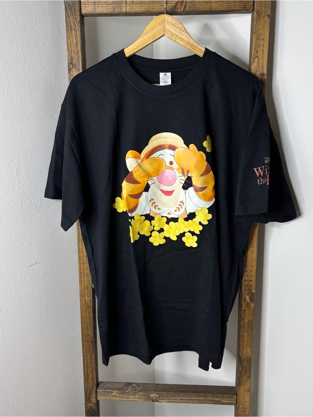 Tigger Graphic Tee in Black with Yellow Accents Size 2XL